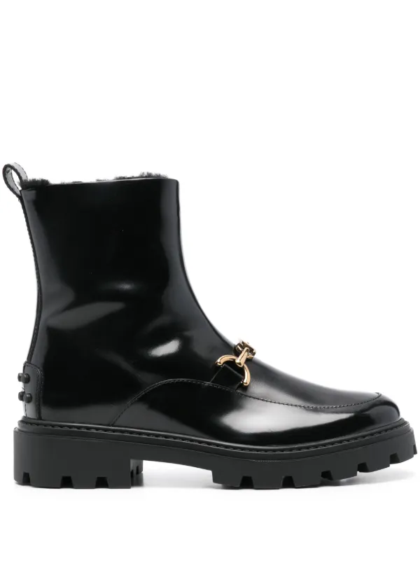 【Tod's】トッズロゴパッチ アンクルブーツ Tod's ロゴプレート アンクルブーツ | ブラック | FARFETCH JP
