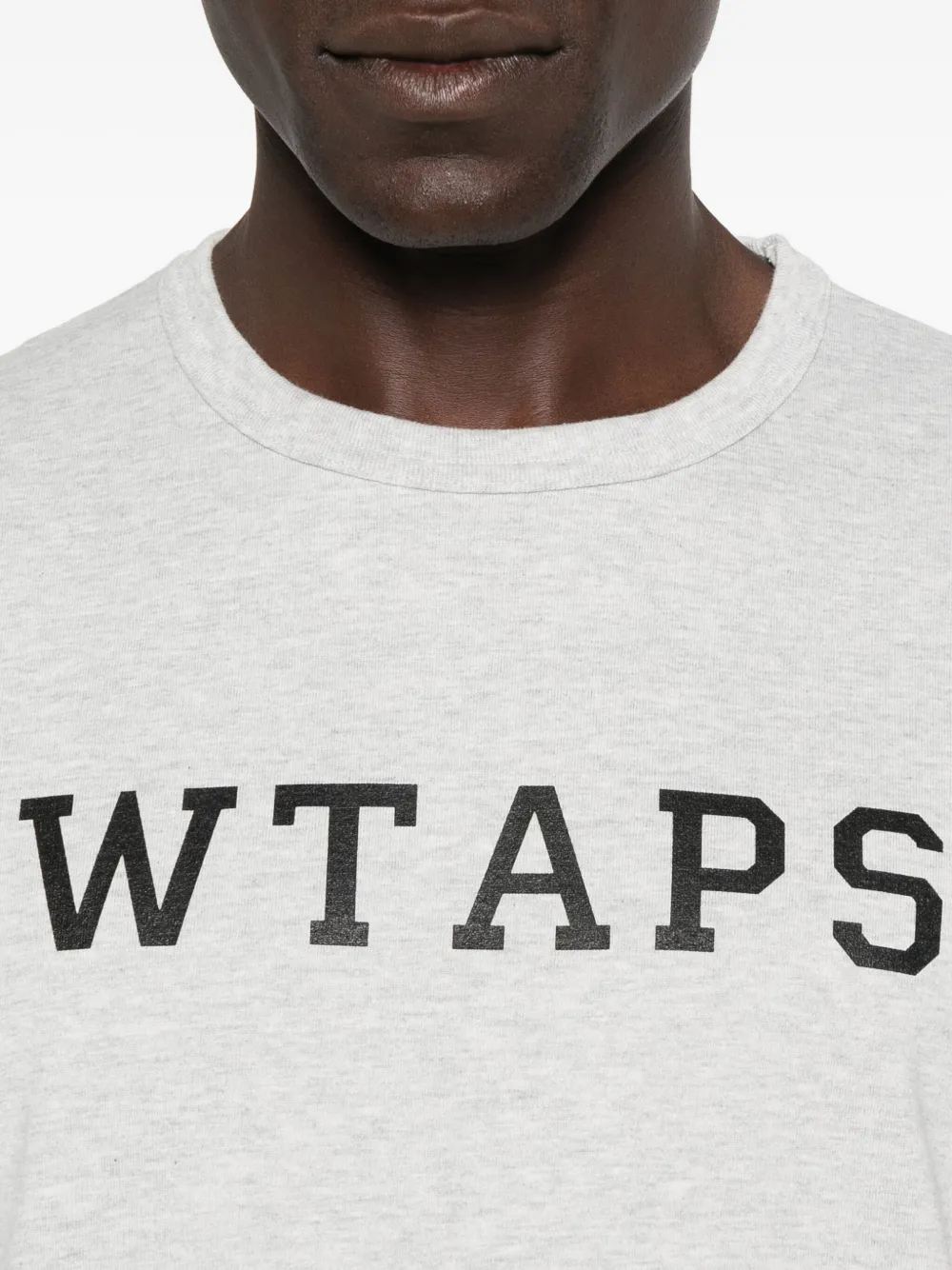 WTAPS ロゴ Tシャツ | グレー | FARFETCH JP
