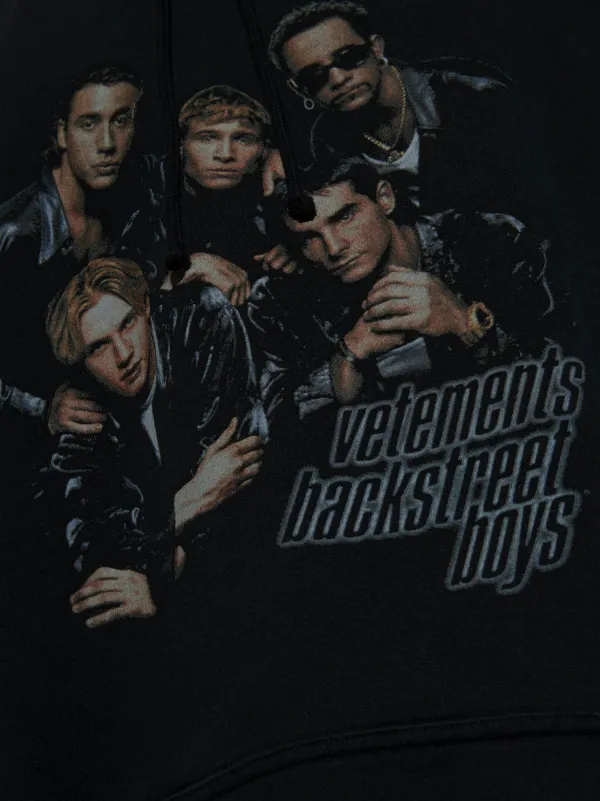【VETEMENTS】ロゴ Backstreet Boys パーカーフーディ VETEMENTS Backstreet Boys Print Hoodie | Black | FARFETCH