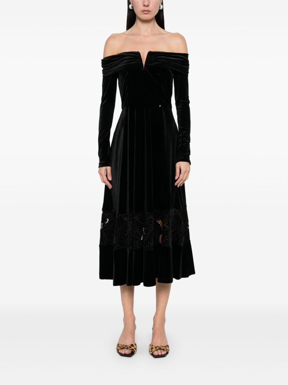 NISSA off-shoulder velvet midi dress - Zwart