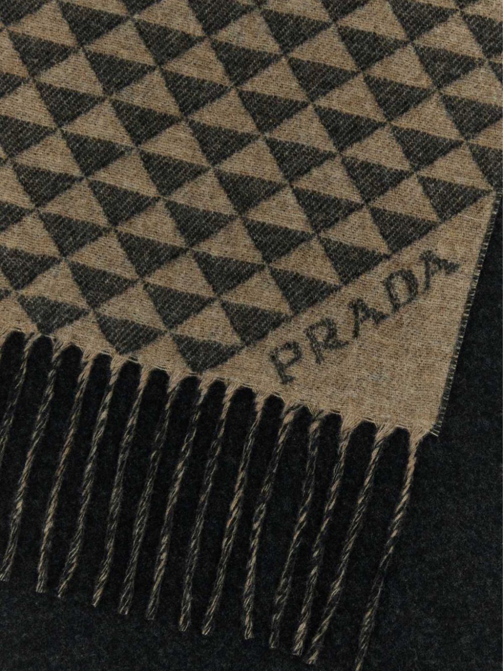 Prada logo-pattern scarf - Bruin