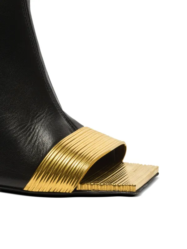 side buckle-fastening B-it slides