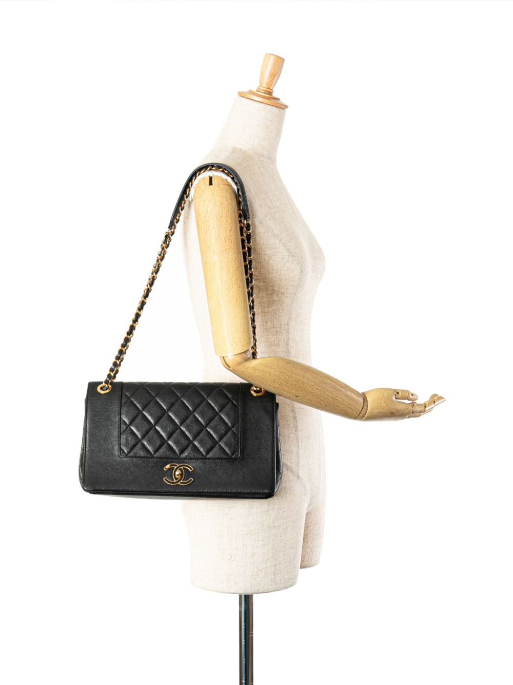 Pre-owned Chanel Mademoiselle Vintage Double Flap 中号小羊皮斜挎包（2016-2017年典藏款） In Black