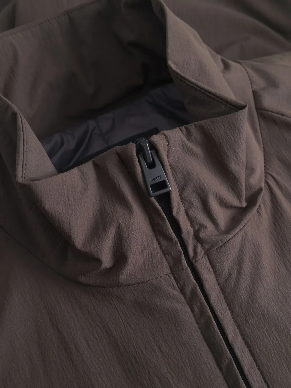 Norse Projects Korso gewatteerd jack met rits Bruin