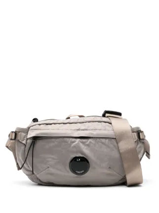 C.P. Company リュックサック レンズディテール クロスボディバッグ Nylon B Crossbody Rucksack | CPC USCA Online Store