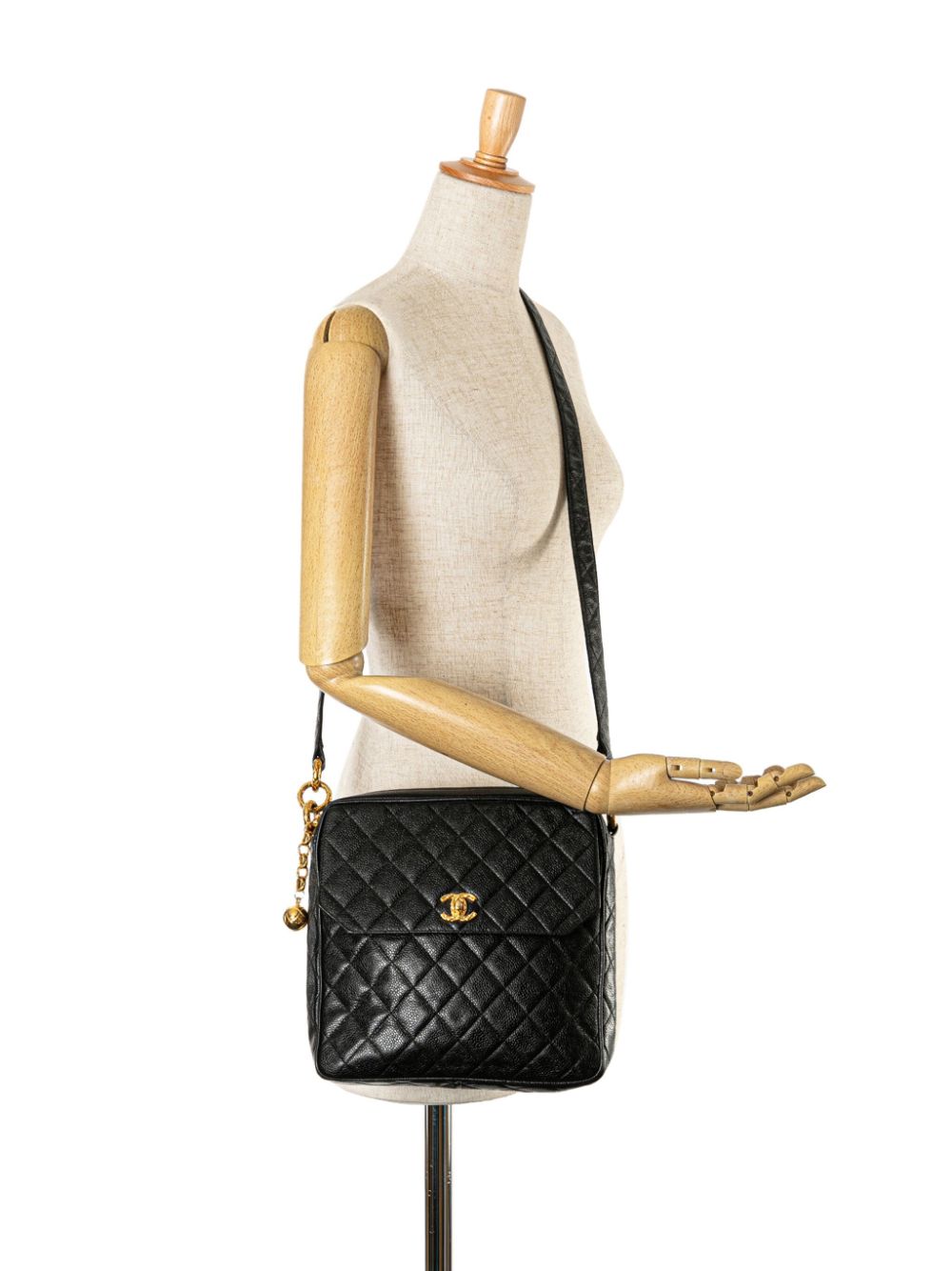 CHANEL Pre-Owned 1991-1994 Quilted Caviar Ball Charm Pocket crossbody bag - Zwart