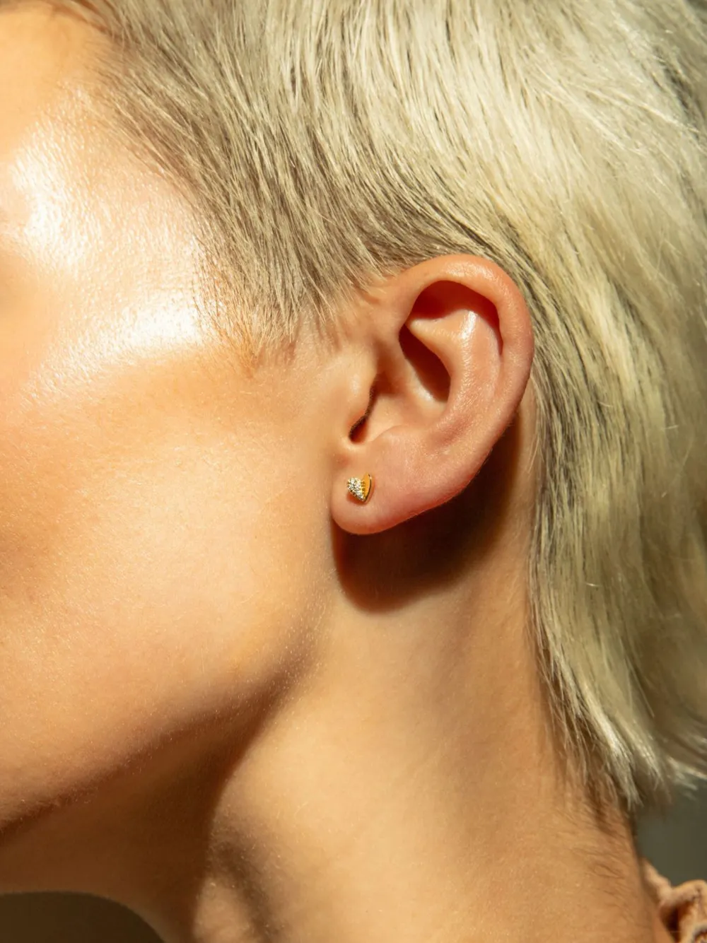 Dinny Hall aretes Folded Heart en oro amarillo de 9kt con diamantes | Joyas de lujo | Image 2