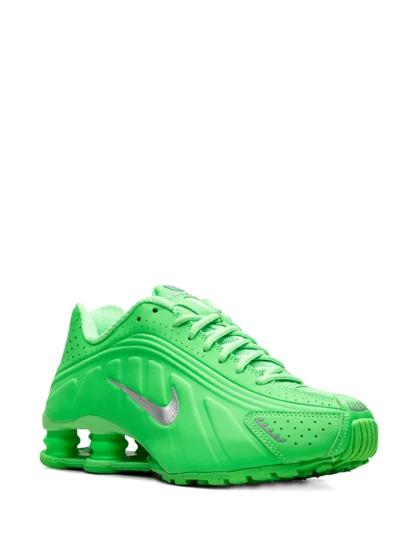 Nike Shox R4 “Green Strike” スニーカー | グリーン | FARFETCH JP