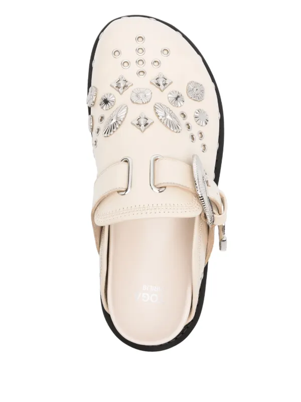 Toga Virilis スタッズ サンダル | ホワイト | FARFETCH JP