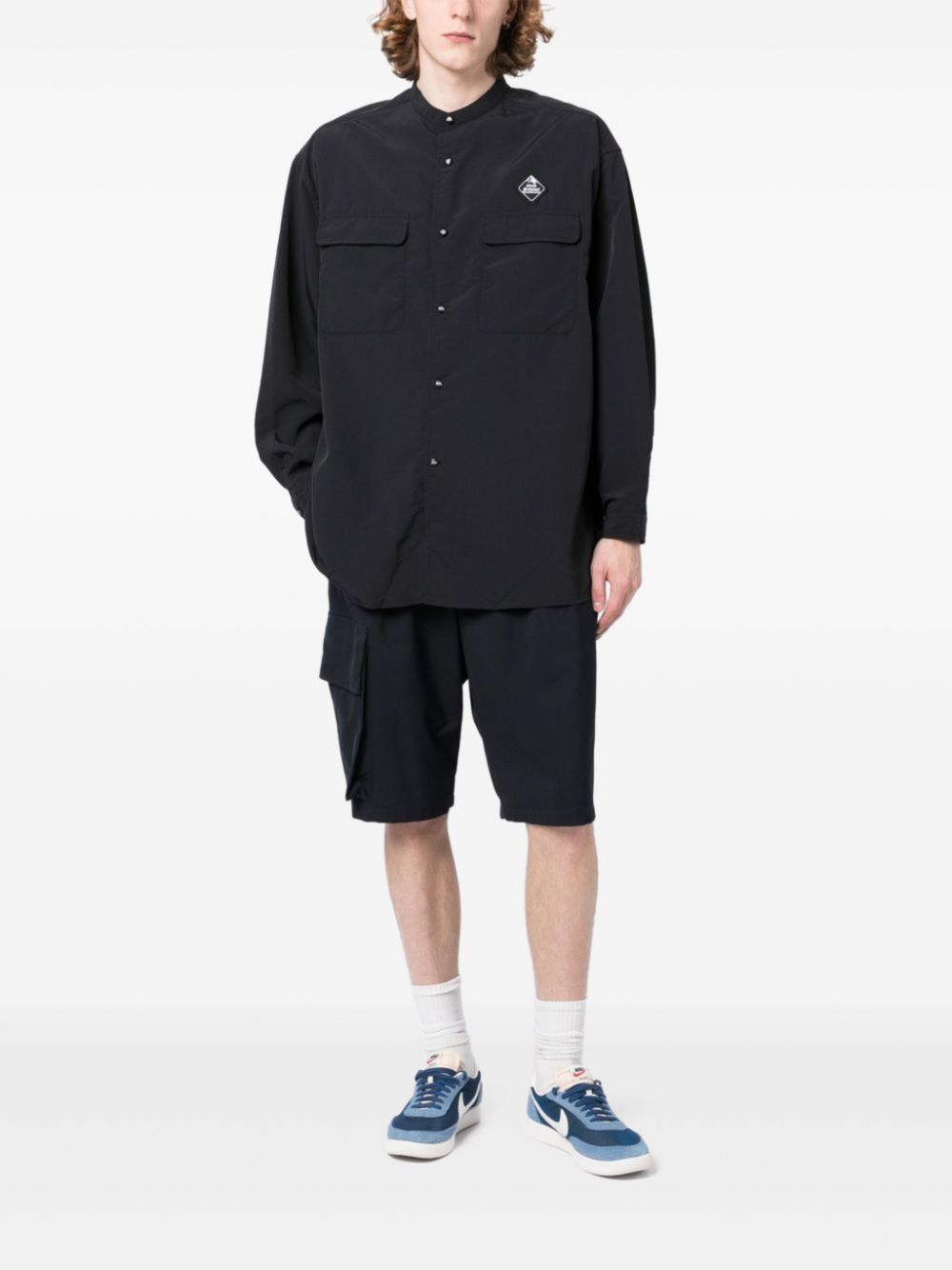 White Mountaineering logo-patch shirt - Zwart