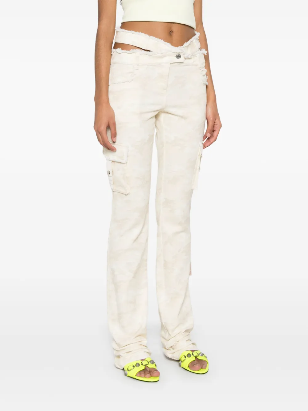 Off-White Broek met ceintuur camouflagepatroon Beige