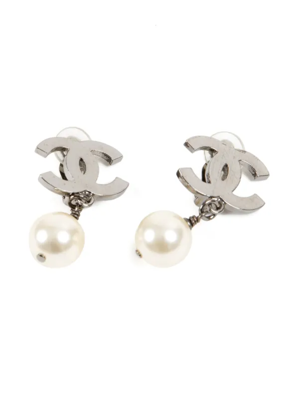 Chanel Pre-owned 2010 Interlocking CC Clip-on Earrings in Silver