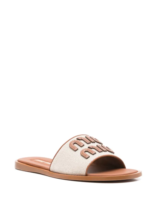 サンダル・ミュール MIU MIU LOGO SLIDES Logo matelassé leather slides in white - Miu Miu | Mytheresa
