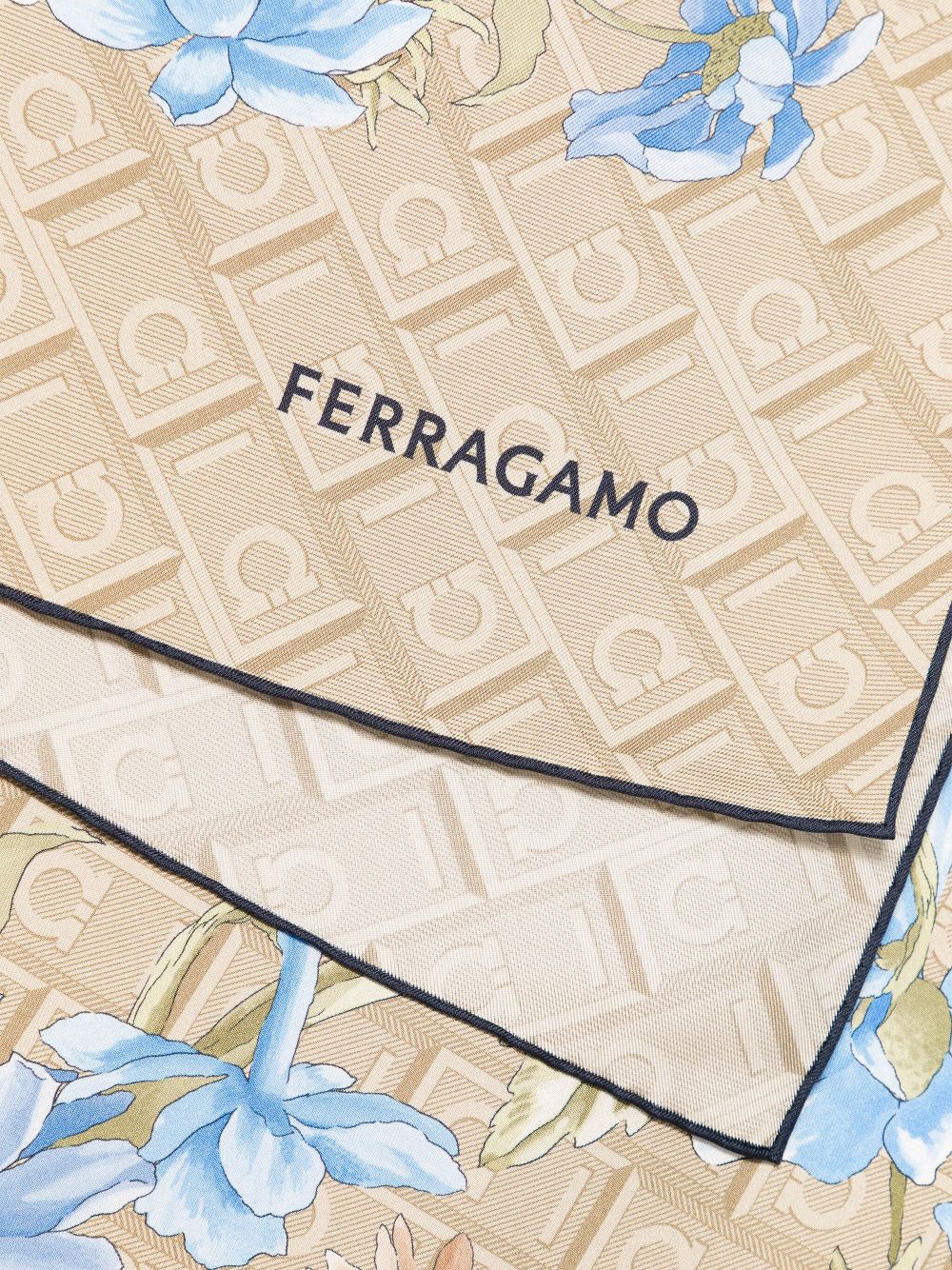 Ferragamo Sjaal met gancini print - Beige