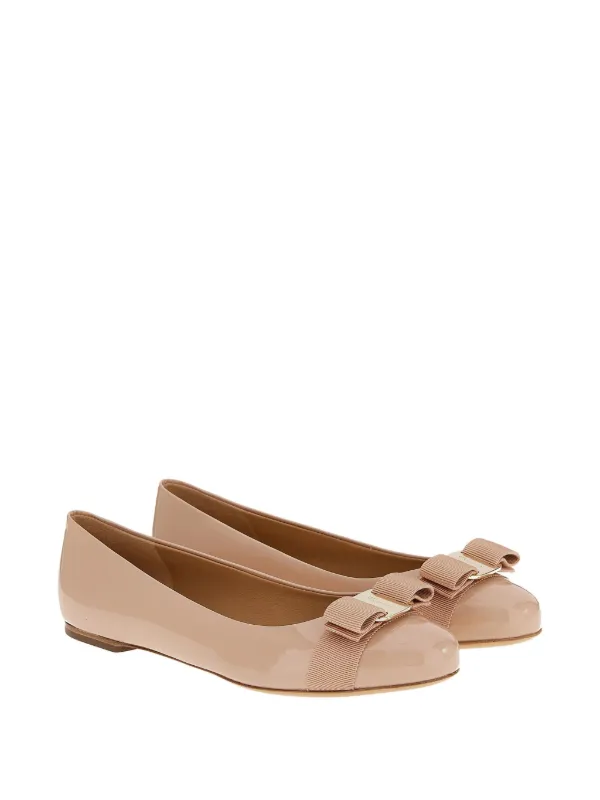 FERRAGAMO VARINA フラットシューズ Ferragamo Varina フラットシューズ | ブラック | FARFETCH JP
