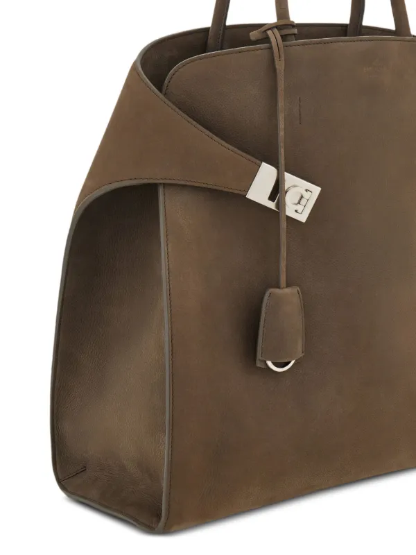 24AW new/FERRAGAMO ハグミディアムショルダーバッグ Bag Brown Hug handbag (L) - Women | Ferragamo