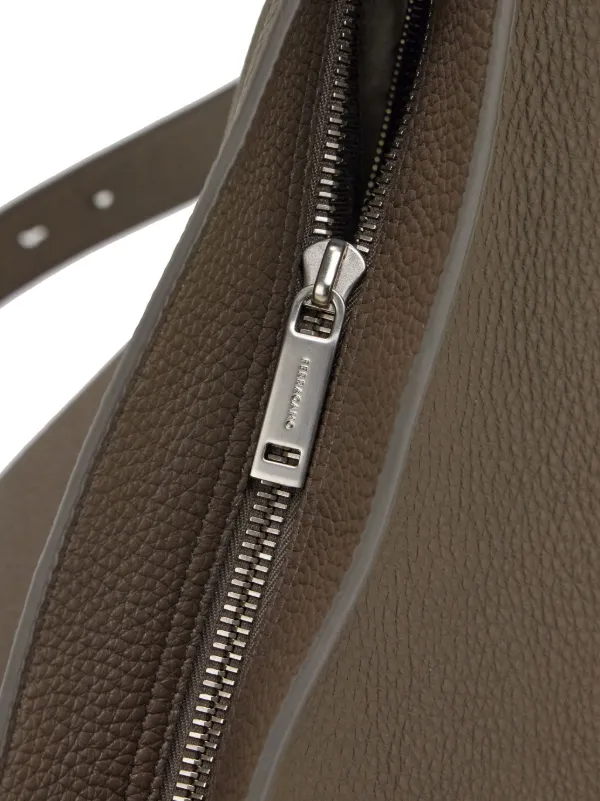 Ferragamo レザーショルダーバッグ | グレー | FARFETCH JP