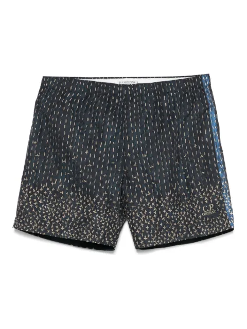 C.P. Company shorts de playa con costuras estampadas