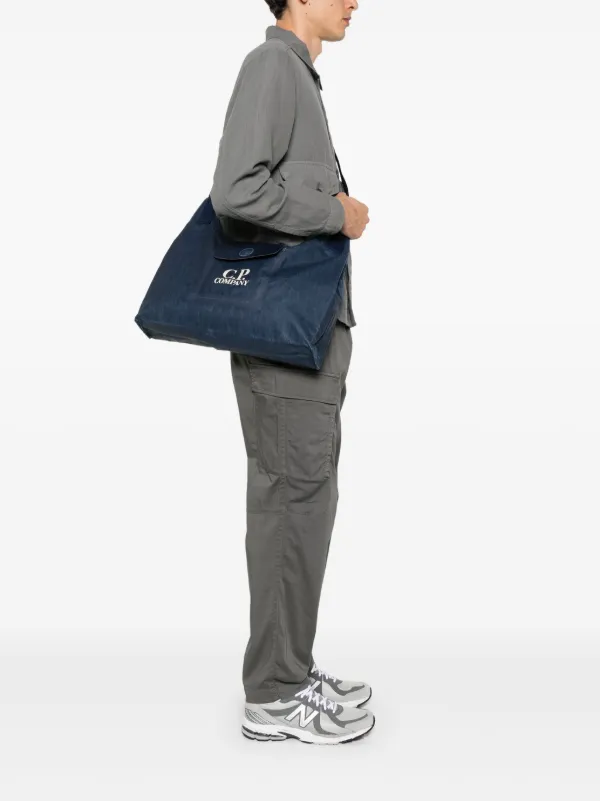 cp company ショルダーバッグ ブルー C.P. Company ロゴ ショルダーバッグ | ブルー | FARFETCH JP