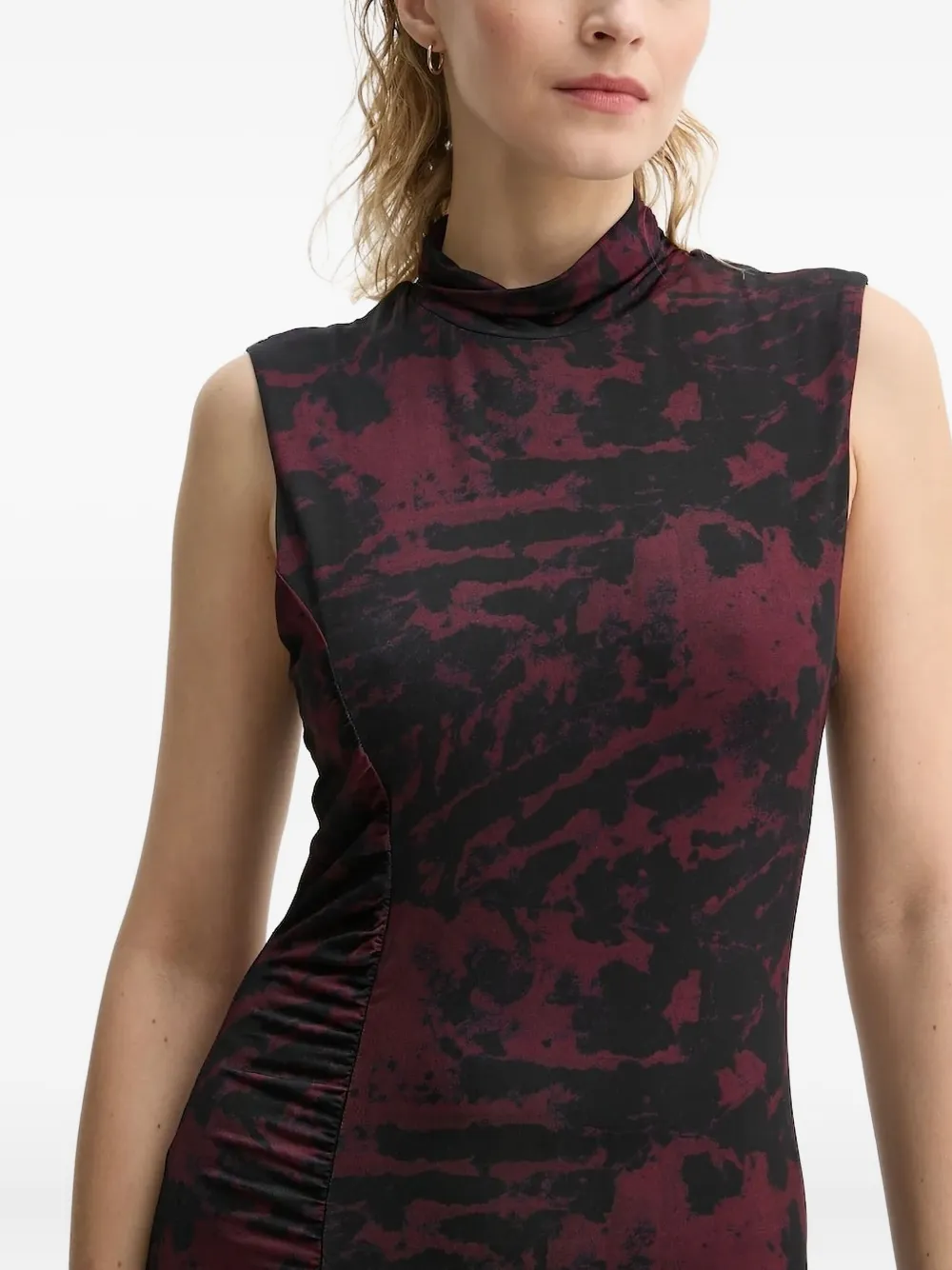 Gestuz Jurk met hoge hals en print Rood