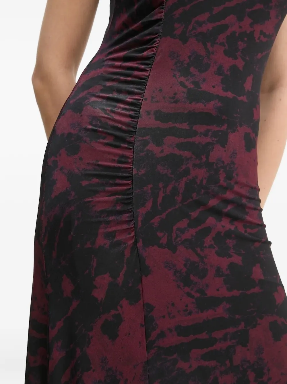 Gestuz Jurk met hoge hals en print Rood