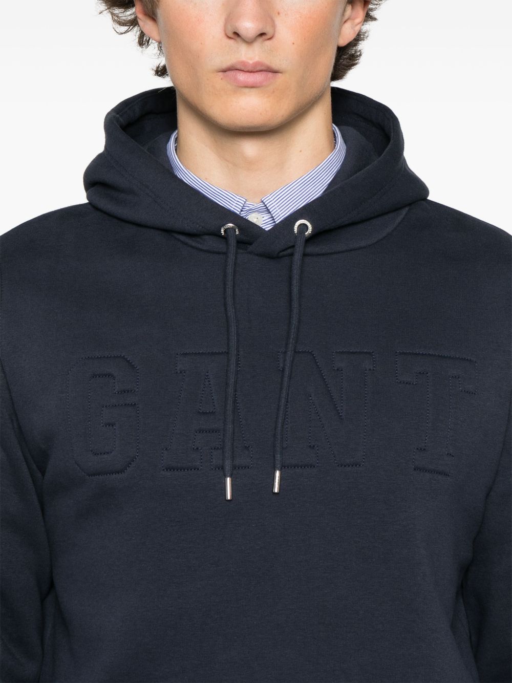 GANT EMBOSSED-LOGO HOODIE