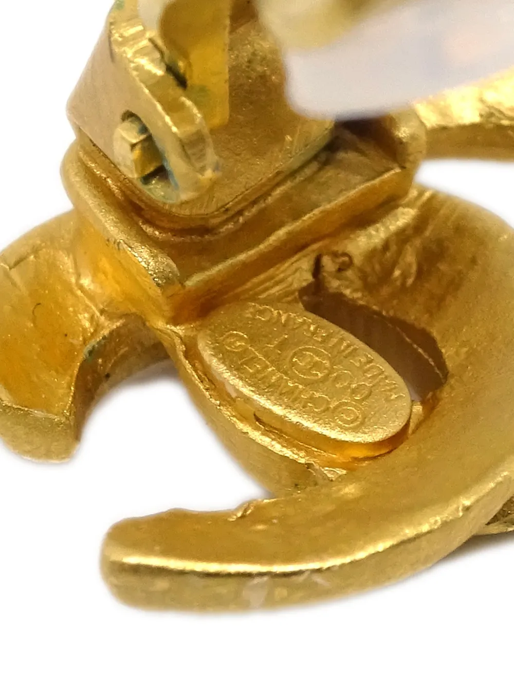 Pre-owned Chanel 2000 Cc Logo Clip-on Earrings In Gold