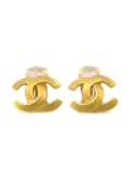 CHANEL Pre-Owned 2000 CC logo clip-on earrings - Gold