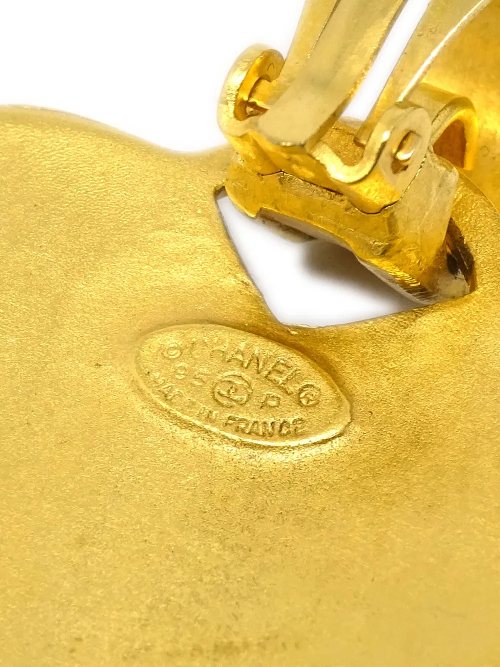 Pre-owned Chanel 1995 Drop Heart Clip-on Earrings In Gold