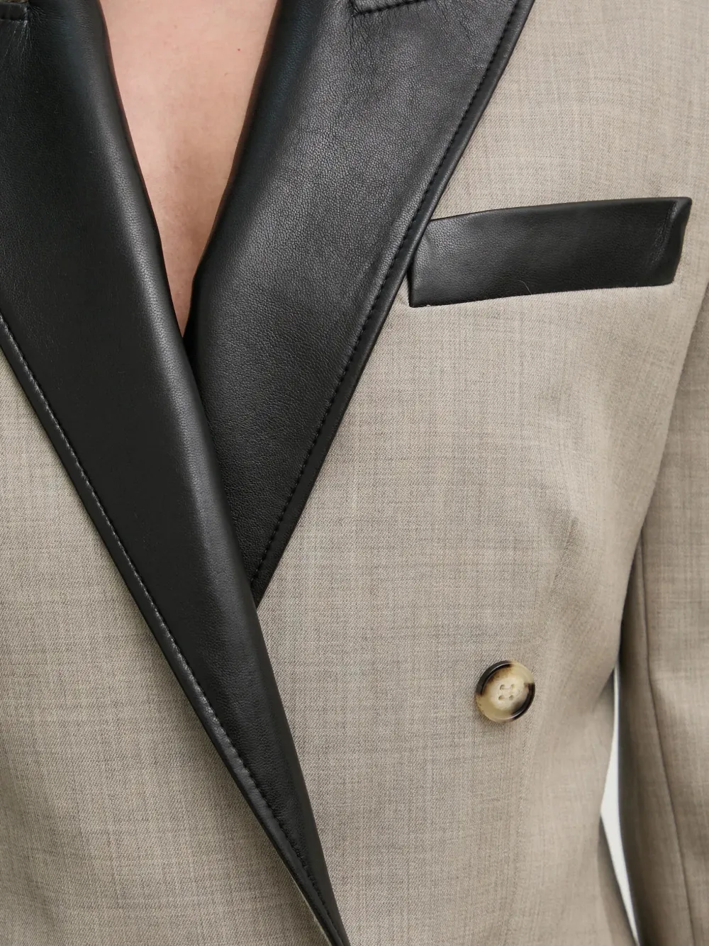 Nanushka Pacey blazer met dubbele rij knopen en leren afwerking Beige