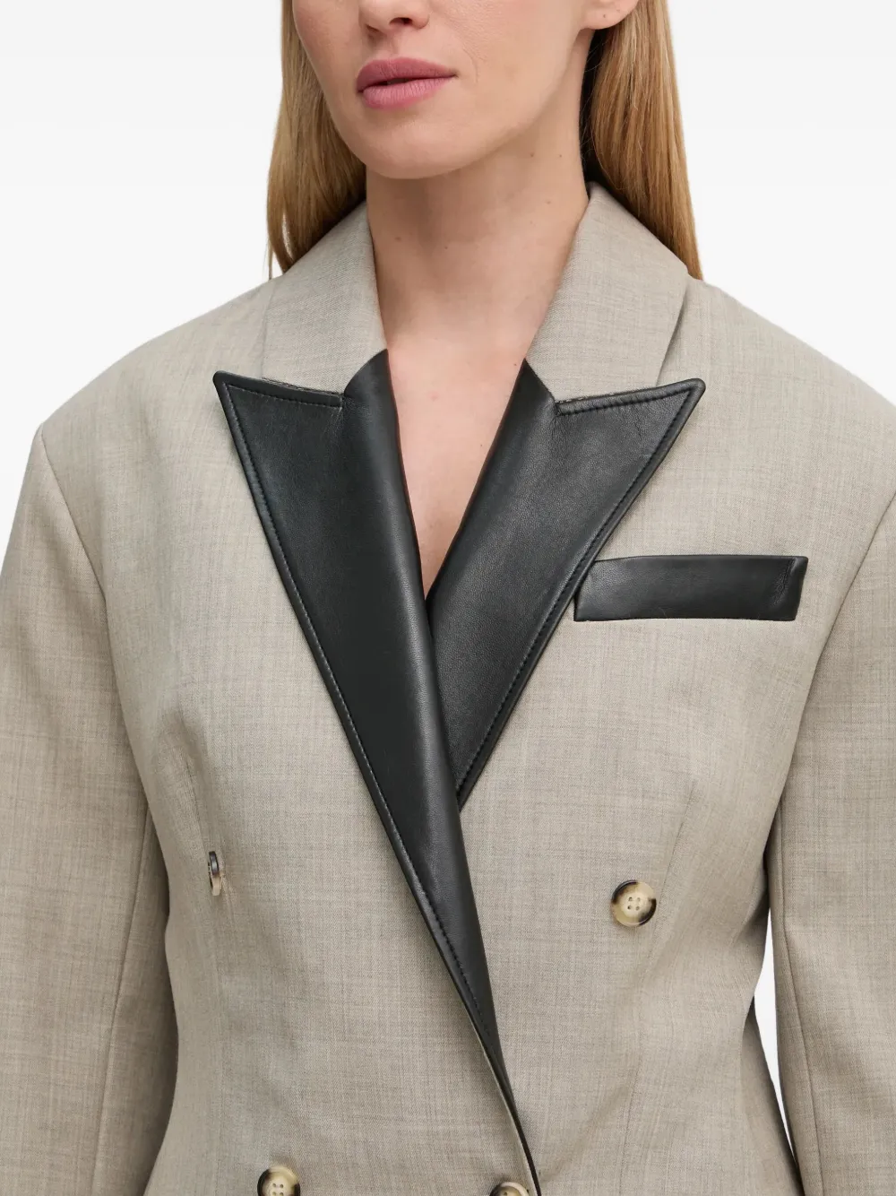 Nanushka Pacey blazer met dubbele rij knopen en leren afwerking Beige