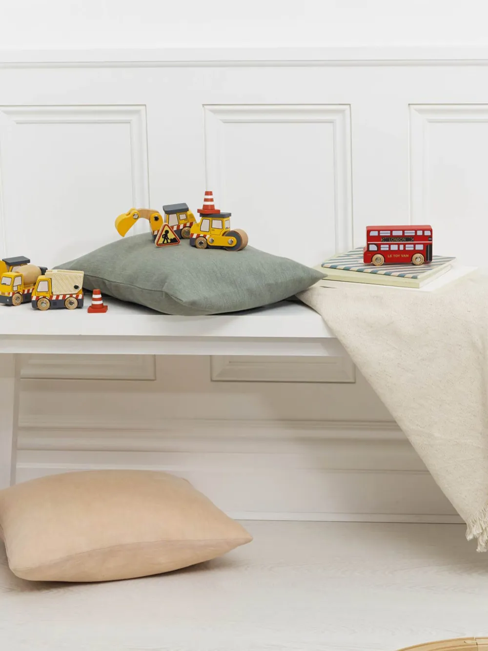Le Toy Van Classic Wooden Sports Cars Spielzeug | Geschenk | Image 3