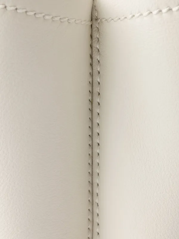 PRADA バケットバッグ ホワイト Prada Spazzolato バケットバッグ M | ホワイト | FARFETCH JP