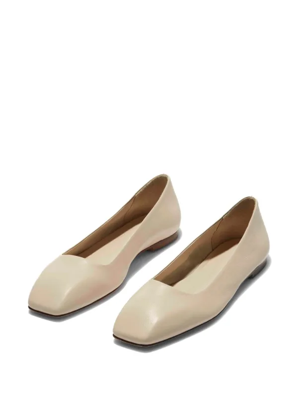 【関税込み】aeyde 75 mm Aeyde レザー フラットシューズ | ニュートラル | FARFETCH JP