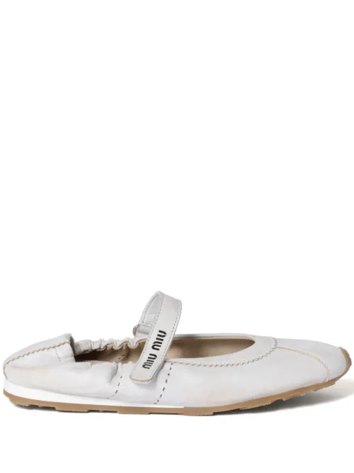 Ballerines plates en cuir - Miu Miu - Modalova