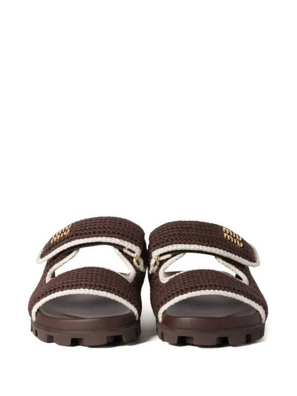【MIU MIU】スライドサンダル クロシェニット ロゴ ブラウン Miu Miu クロシェニット サンダル | ブラウン | FARFETCH JP