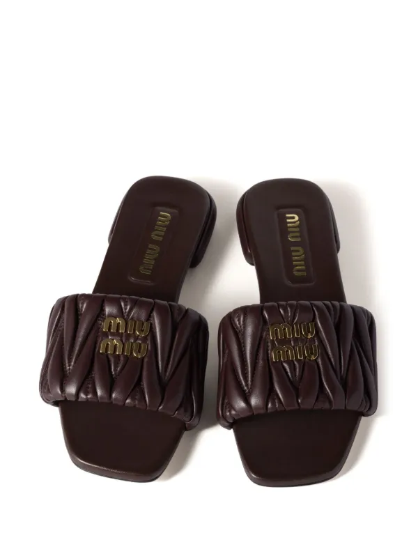 サンダル・ミュール Miu Miu MATELASSE' LEATHER SLIDES Miu Miu Matelassé Leather Slides | Brown | FARFETCH