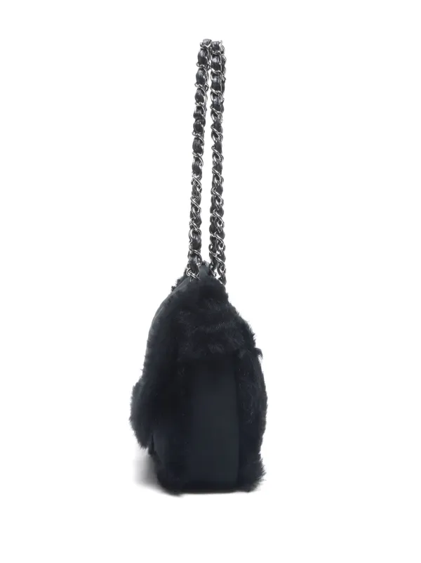 シャネル　ファーバッグ　ブラック CHANEL Pre-Owned 2007 faux-fur Trim Shoulder Bag | Black | FARFETCH