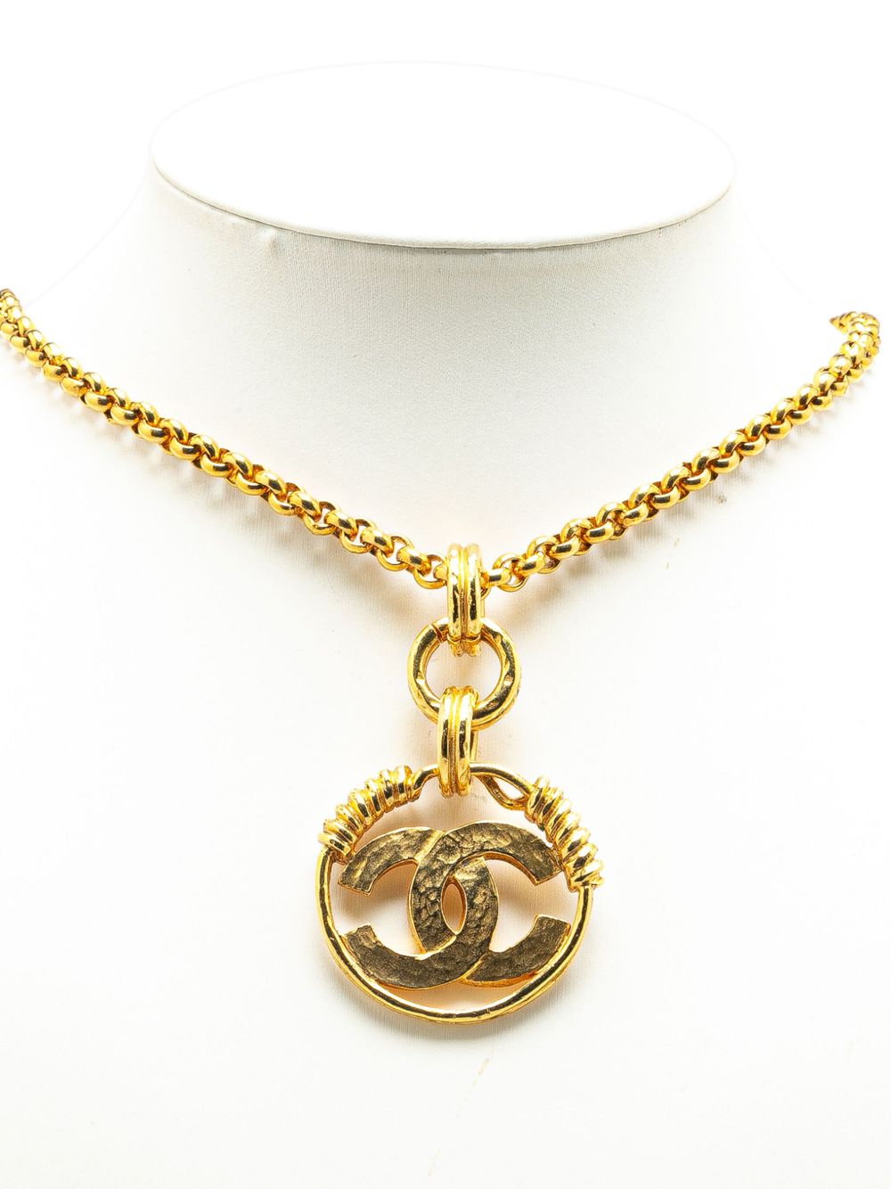 CHANEL 1980-1990 GOLD PLATED CC ROUND PENDANT NECKLACE COSTUME NECKLACE