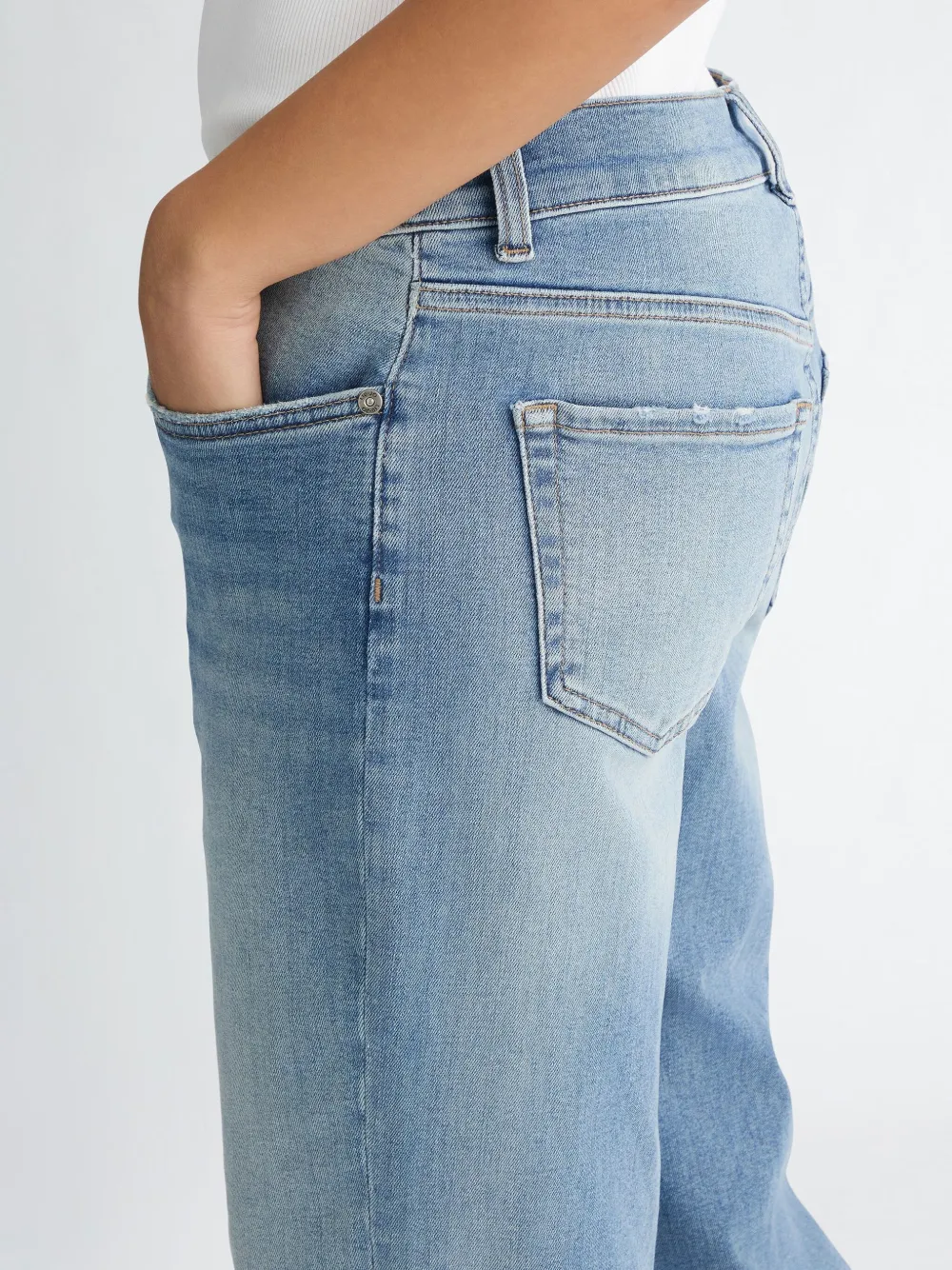 Shop Liu •jo Low-rise Boyfriend-cut Jeans In Blau