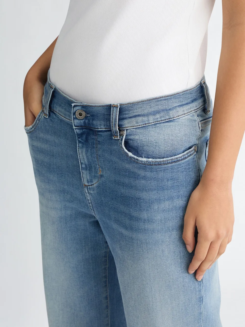 Shop Liu •jo Low-rise Boyfriend-cut Jeans In Blau