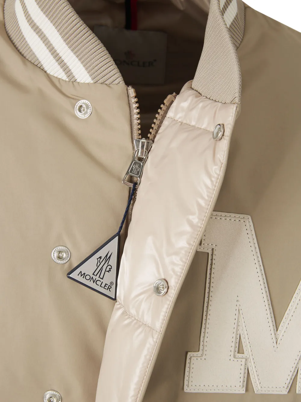 Moncler Bomberjack met logo Beige