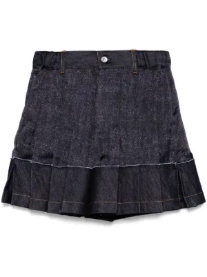 切りっぱなしの裾で大人の遊び心を。サカイのショートパンツ