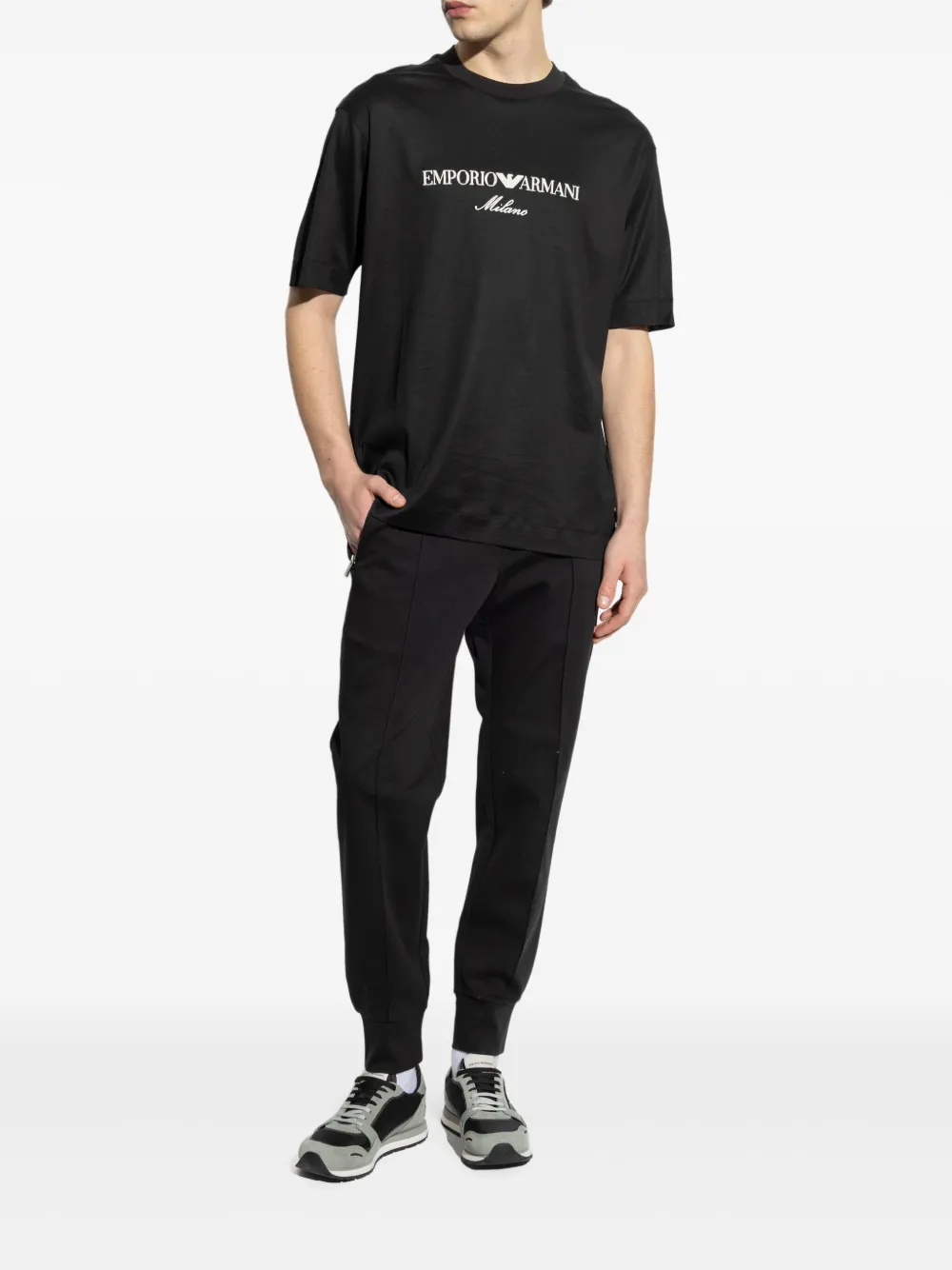 Emporio Armani logo-embroidered T-shirt - Zwart