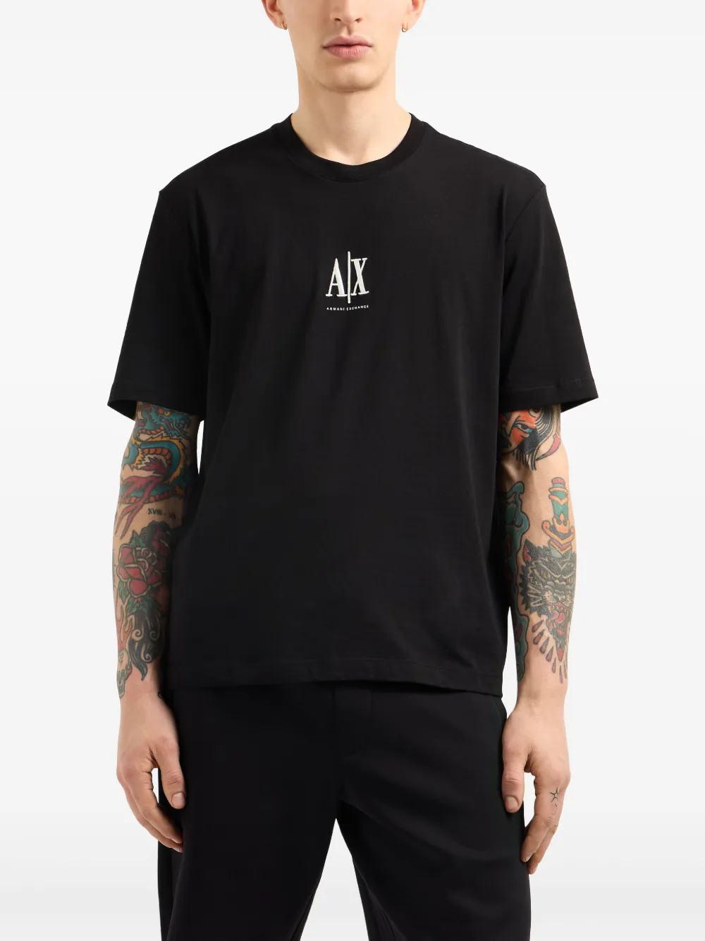 Armani Exchange logo-embroidered T-shirt - Zwart