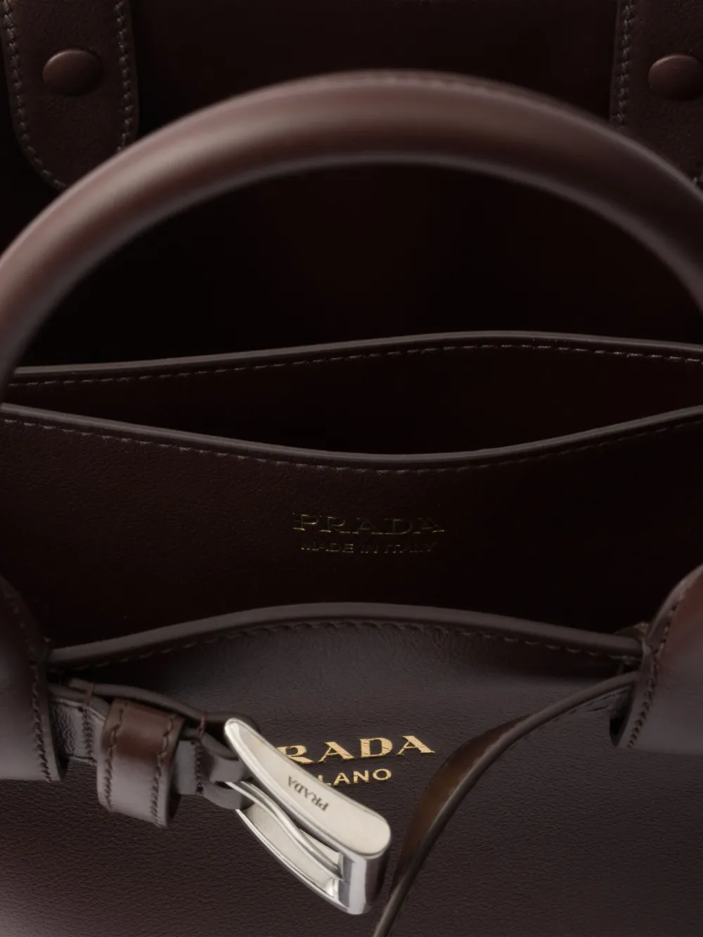 Prada Kleine handtas met riemdetail Bruin