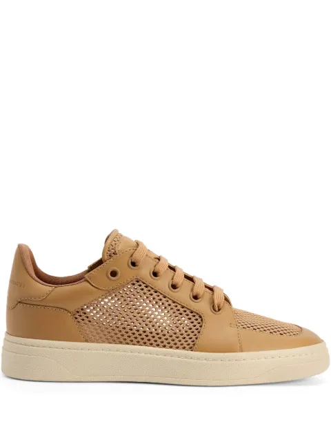 Giuseppe Zanotti tenis con agujetas