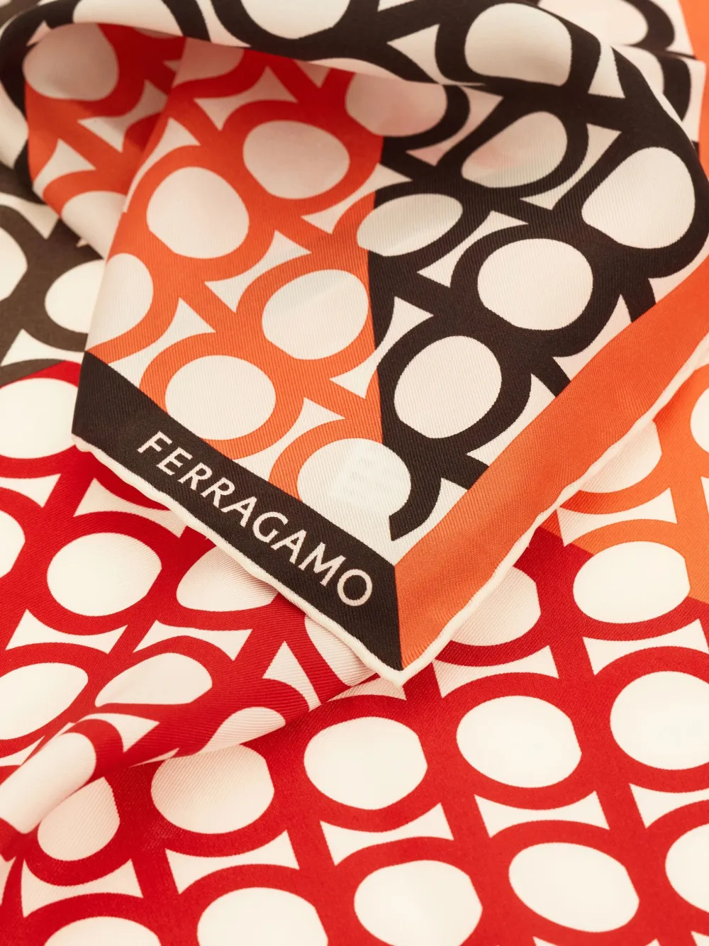 Ferragamo Sjaal met gancini patroon - Zwart