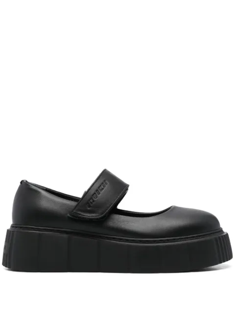 Inuikii flats con logo en relieve