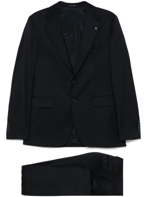 Tagliatore traje con detalle de broche
